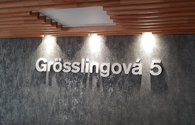 Lamelový strop a označenie recepcie - CNC frézovanie